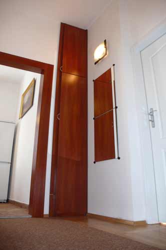 Apartament Gdask Mariacka 80-833 Gdask ul. Mariacka 14-15 Przedpokj. Na prawo drzwi do salonu, a na lewo kuchnia.