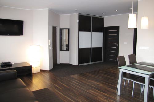 Apartamenty Gdask wynajem Kwatery Prywatne Gdask Hotele Gdask Apartament do wynajcia w Gdasku. Luksusowy Apartament do wynajcia w Gdasku przy Kaplicy Krlewskiej. Salon - kolejne ujcie. Adres apartamentu 80-835 Gdask ulica Grobla II nr 12-14C