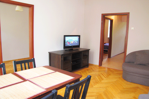 Apartamenty Gdask wynajem Kwatery prywatne Gdask Noclegi Gdask Hotele Gdask. Apartament w Gdasku na Starwce. Apartament do wynajcia dla 6 osb. Salon - widok na dwie sypilanie, TV 42 cale z kablwk.