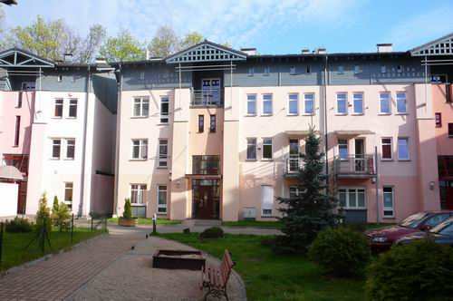 Apartamentowiec - Dziedziniec wewntrz kompleksu budynkw. Apartament znajduje si na II i III pitrze. Na zdjciu - lewa skrajna klatka. Zapraszamy na wakacje nad morzem w 2010 i 2011!!