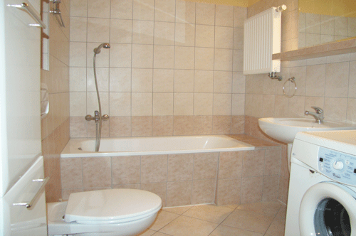 Polen Appartement Danzig zu vermieten. Appartement Zoppot zu vermitten. Badezimmer - automatische Waschmaschine, Badewanne mit Dusche, Waschbecken, WC. Ich empfehle Ihnen Danzig am Meer im Sommer Urlaub.