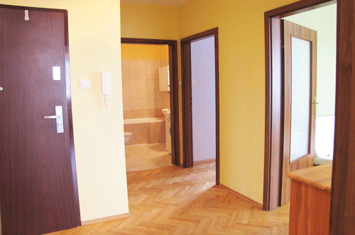 Appartement Danzig zu vermieten. Appartement Zoppot zu vermitten. Flur und Eingang zum Bad, Schlafzimmer und Wohnzimmer (Blick aus dem Eingang zur Küche)