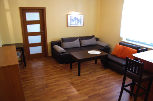 Apartamenty Sopot wynajem Kwatery prywatne Sopot Noclegi Sopot Hotele Sopot Adres: 81-759 Sopot ul. Monte Cassino 40 Apartament Sopot Monte Cassino + gara. Salon - kolejne ujcie. W tle drzwi wejciowe do sypialni i stolik biurowy