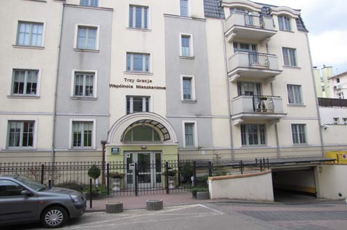 Apartamenty Sopot wynajem Kwatery prywatne Sopot Noclegi Sopot Hotele Sopot Apartament Sopot Wynajem 81-759 Sopot ul. Monte Cassino 40 Apartamenty Sopot Monte Cassino. Apartament Trzy Gracje do wynajcia. Widok budynku i wjazdu do garau.